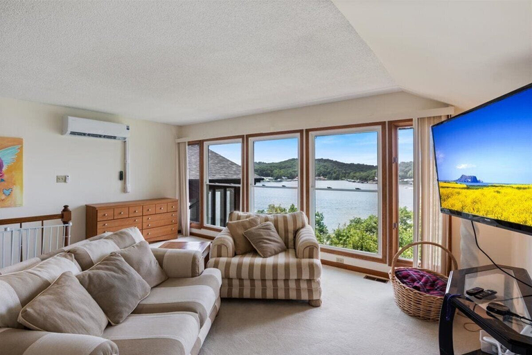 Living area 3, 17 Lakefront Acres, Private Dock, Firepit, Pool Table, Kayaks, Fishing, Camden