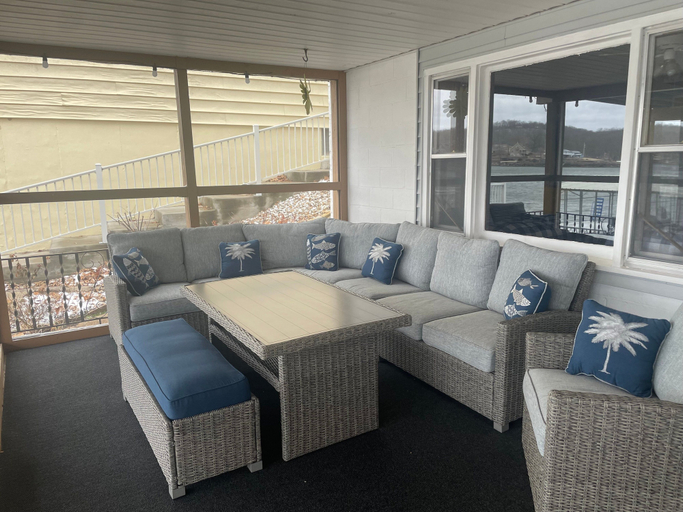 Living area 5, Ultimate Waterfront Getaway, Amazing Lake View, Camden