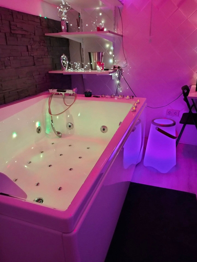 Private spa tub 2, Loveroom Toulon, Var