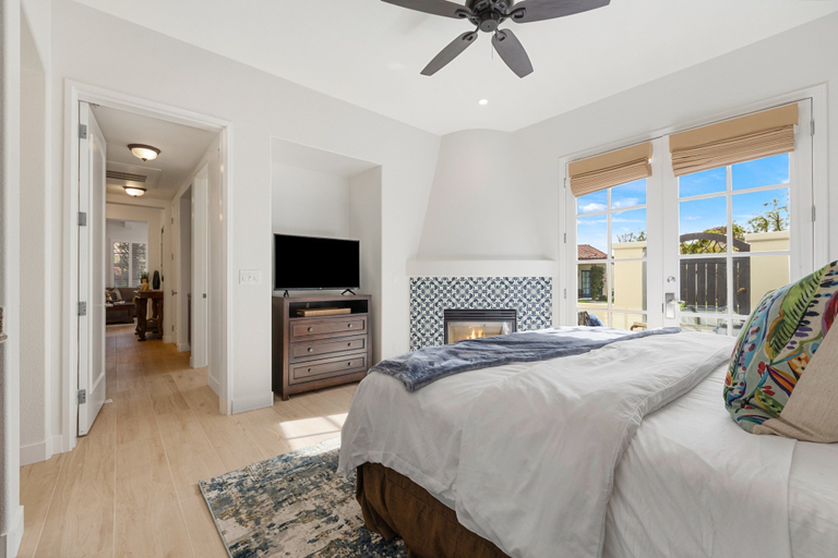 Room 3, Heritage 3 Bedrooms H90 by RedAwning, Riverside