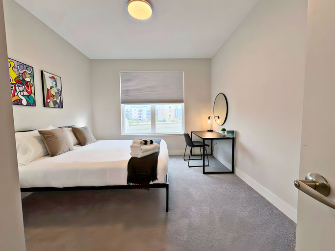 Room 2, 4BR Townhouse with Parking - WV rep 3, Dupage