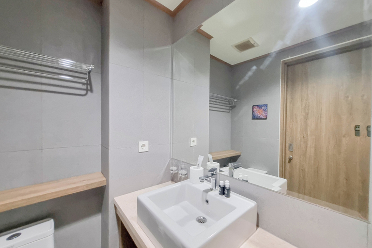 Bathroom 4, Warm And Minimalist Studio Apartment At Patraland Amarta, Sleman