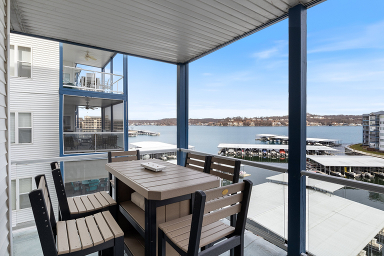 Outdoor dining, Serene Lake View and Easy Access to Local Delights, Camden