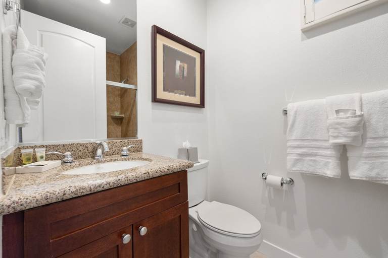 Bathroom 2, Heritage 3 Bedrooms H90 by RedAwning, Riverside