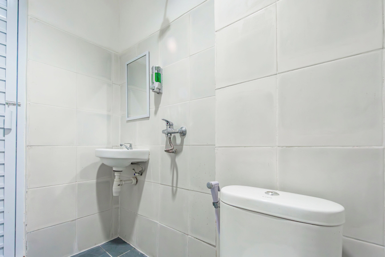 Bathroom 5, Hotel O Nawangwulan, Kediri