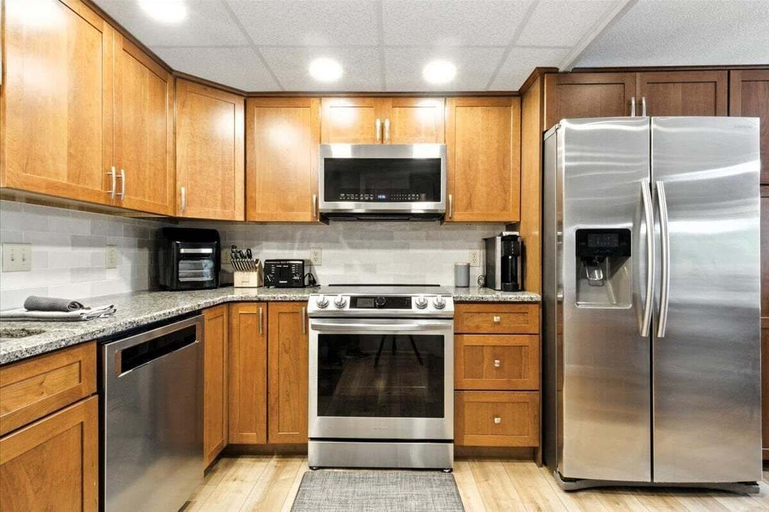 Private kitchen 3, Garage Parking, Slide, Kayaks & Fun at 10mm, Camden