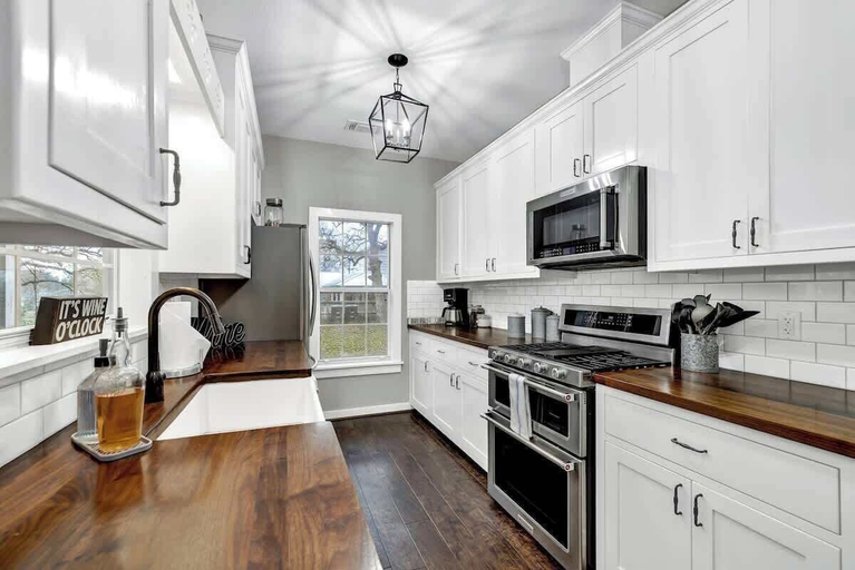 Private kitchen 3, The Country Haus: Quaint Home 1 Mile From Downtown, Gillespie