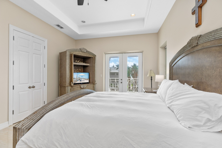 Room 3, Kar - Private House Just Steps From Beach Access 4 Bedroom Home by RedAwning, Cameron