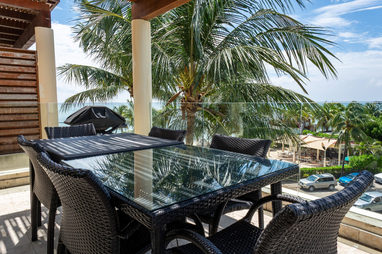 Outdoor dining 2, Elements Penthouse 21 3 Bedroom Condo by RedAwning, Cozumel