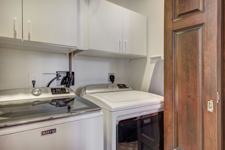 Interior 2, The Pines 412, Eagle
