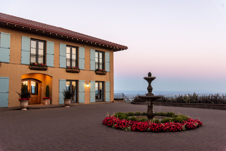 Exterior & Views 2, Black Walnut Inn & Vineyard, Yamhill