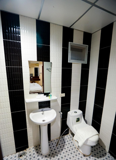Bathroom 4, Royal Star Suites Pattaya, Pattaya