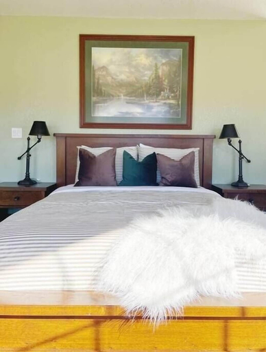 Room 2, Lone Eagle Haven 3 Bedroom Home, Mesa