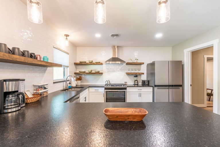 Private kitchen 5, Zander Haus 3 Bedroom Home by RedAwning, Gillespie