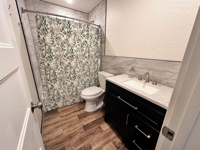 Bathroom, 4th St. Flats, Latah