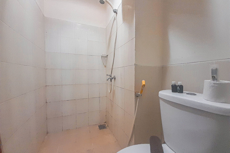 Bathroom 3, Homey Studio Apartment At Easton Park Residence Jatinangor, Sumedang