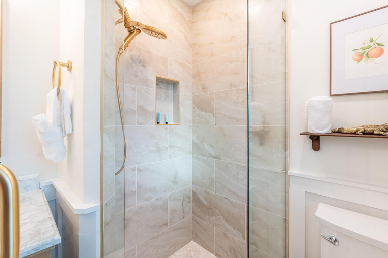 Bathroom 3, Ibis Island Escape, Lee