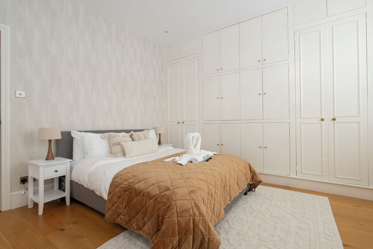 Room 2, Shorrolds Road, London