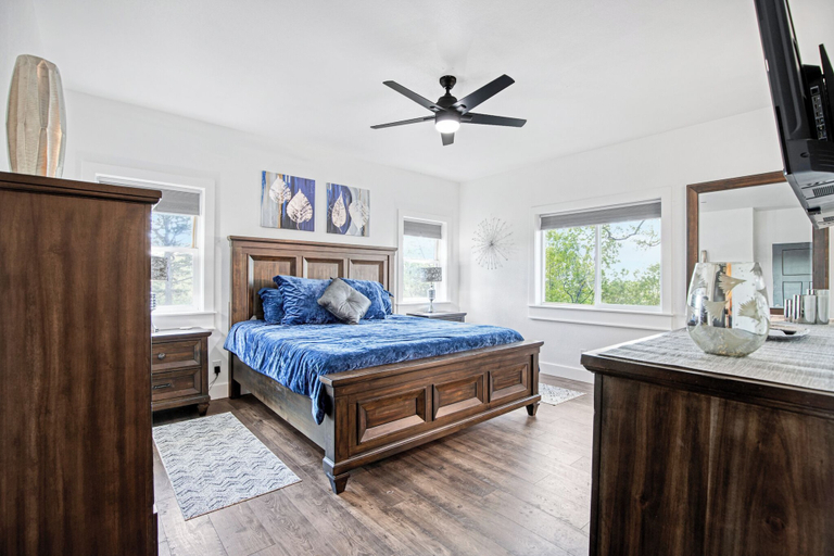 Room 5, Amazing Sunset Lake Views, Huge Deck & Hot Tub!, Camden