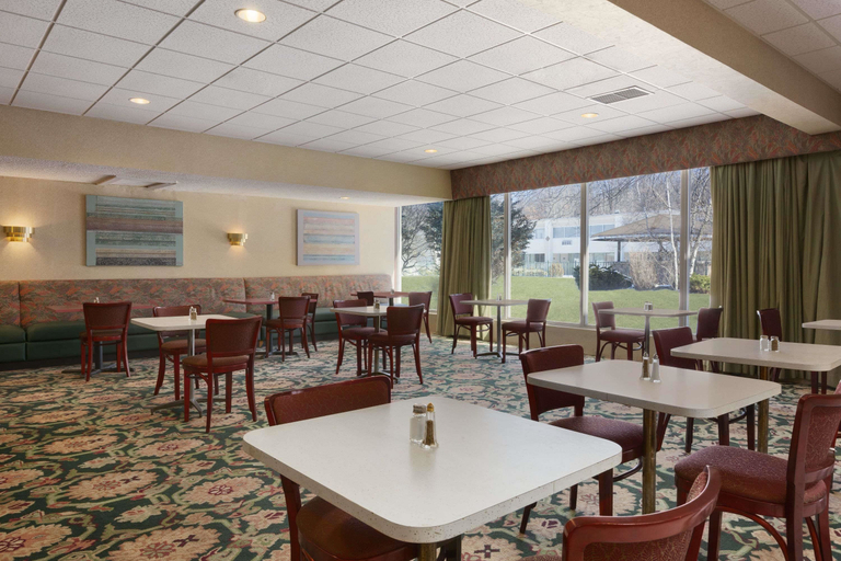 Food & Drinks 2, Red Carpet Inn Hazleton, Luzerne