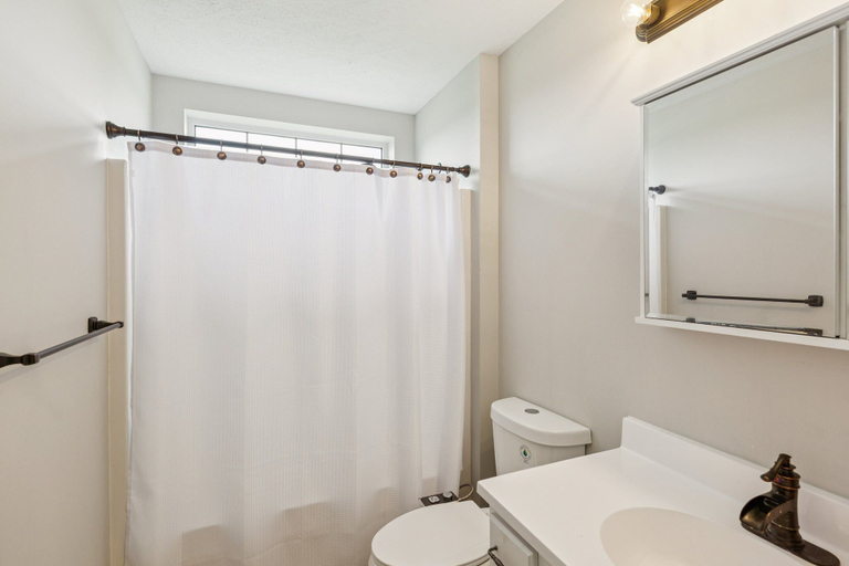 Bathroom 3, Oglesby Vacation Home 6 Bedroom Home, La Salle