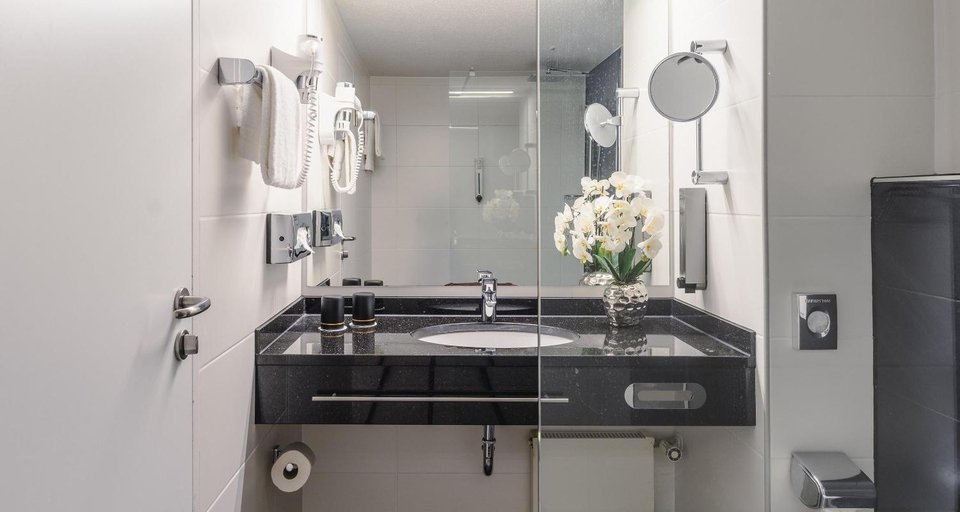 Bathroom 2, Best Western Plus Plaza Hotel Darmstadt, Darmstadt