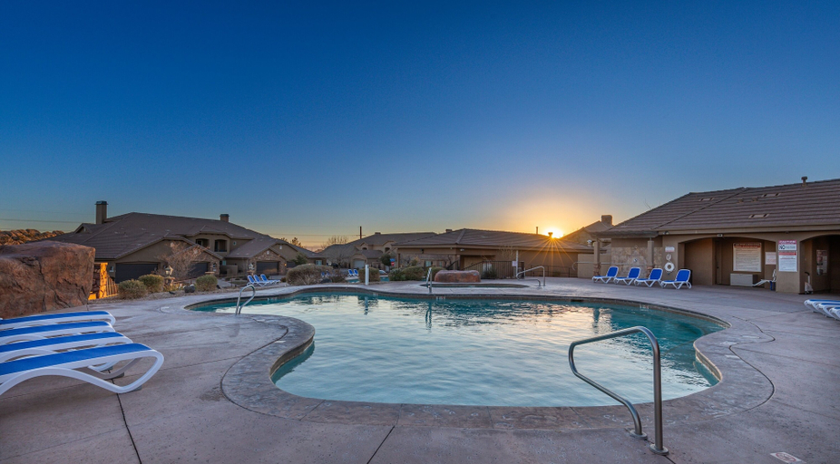 Pool 2, Desert Paradise Getaway 3 Bedroom Apts by RedAwning, Washington