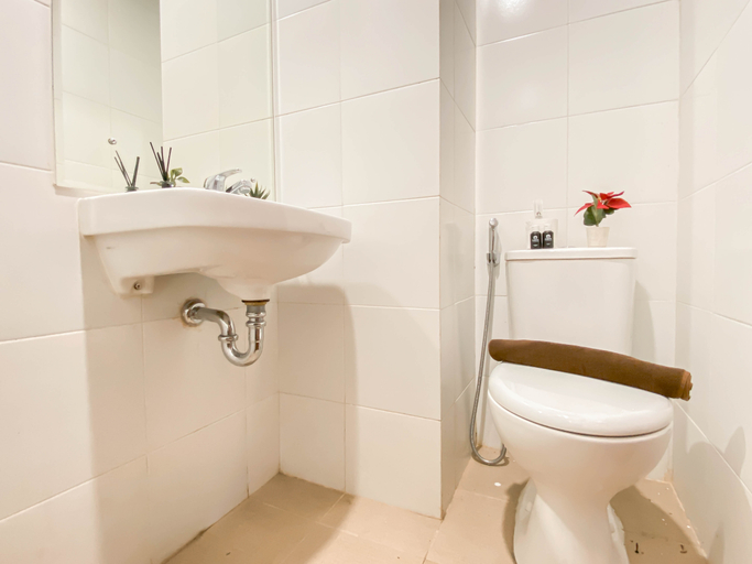 Bathroom 5, Convenient 1BR Apartment at Vittoria Residence By Travelio, West Jakarta