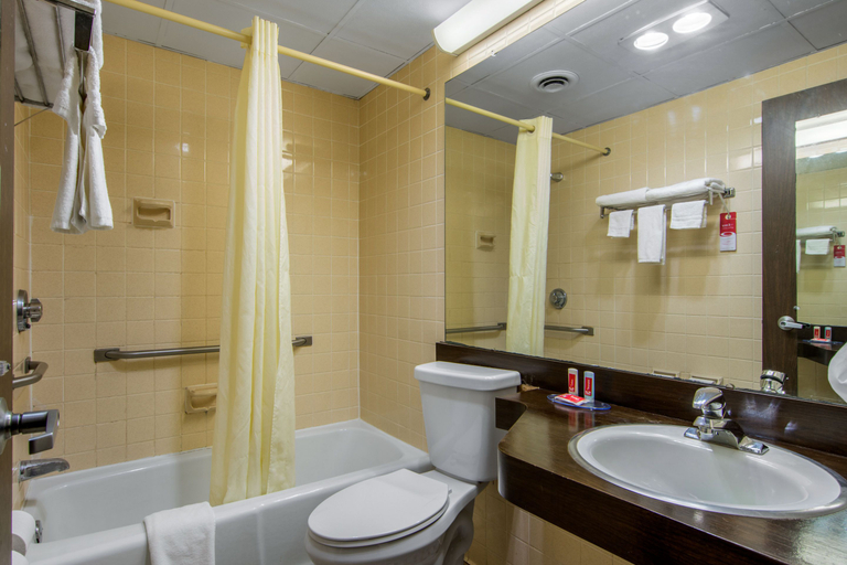 Bathroom 4, Forsythia Inn, Monroe