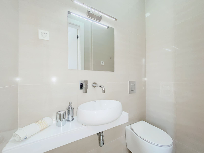 Bathroom 2, The Luxury Horizon Penthouse