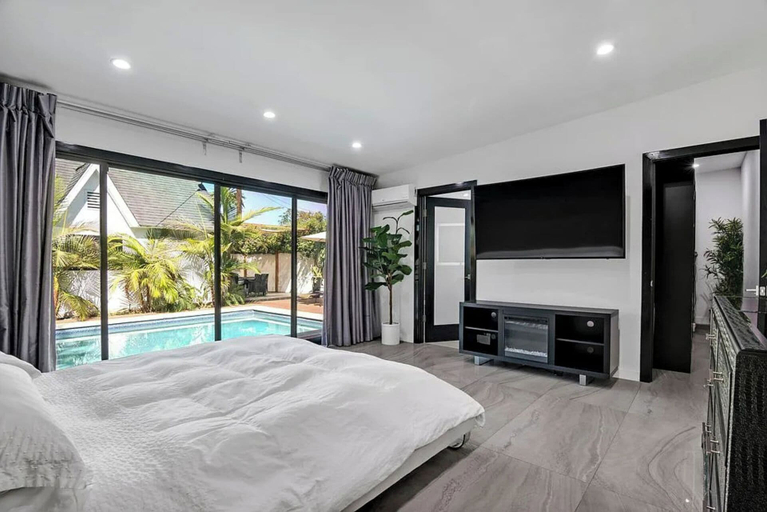 Room 5, Mansfield Modern - Ultimate Entertainers Oasis With Guest House, Los Angeles