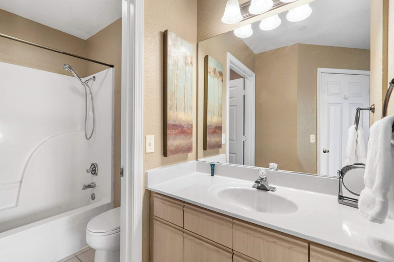 Bathroom 4, Lake Harbour on TRL For 6, Taney