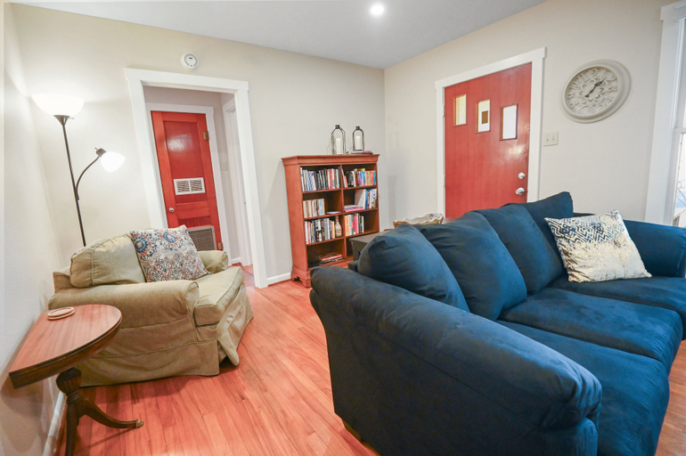 Living area 5, Das Mueller Guest Haus 3 Bedroom Home by RedAwning, Gillespie