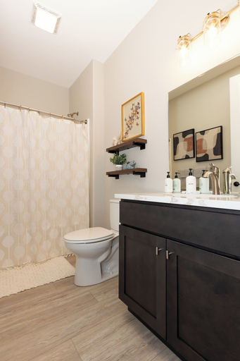 Bathroom 2, Topsider Condo w/ Stunning Lake Views, Shuffleboard & King Beds, Camden
