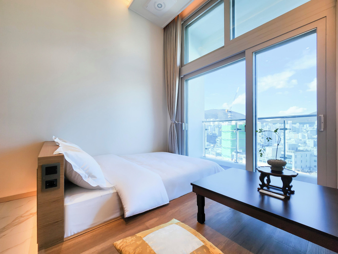 Room 4, Parami On