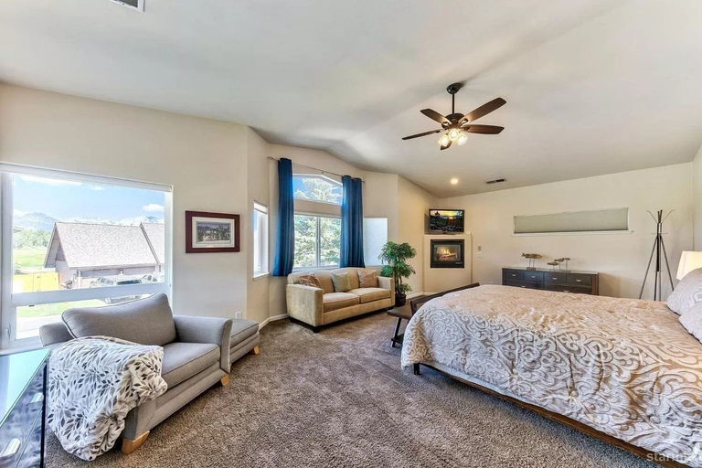 Room 3, 1759 Venice Drive 5 Bedroom Home by RedAwning, El Dorado