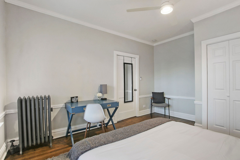 Room 3, Chic 2BR Apt - Roscoe 1, Cook