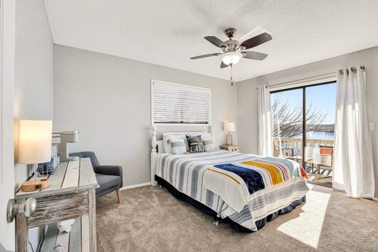Room 2, Amazing Views Close to the Strip - Private Dock!, Miller