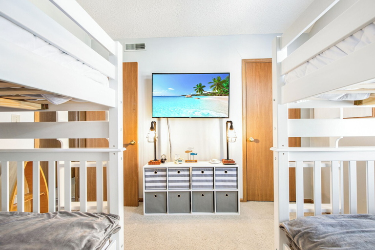 Room 3, Poolside Condo With Amazing Lake Views & Design, Camden