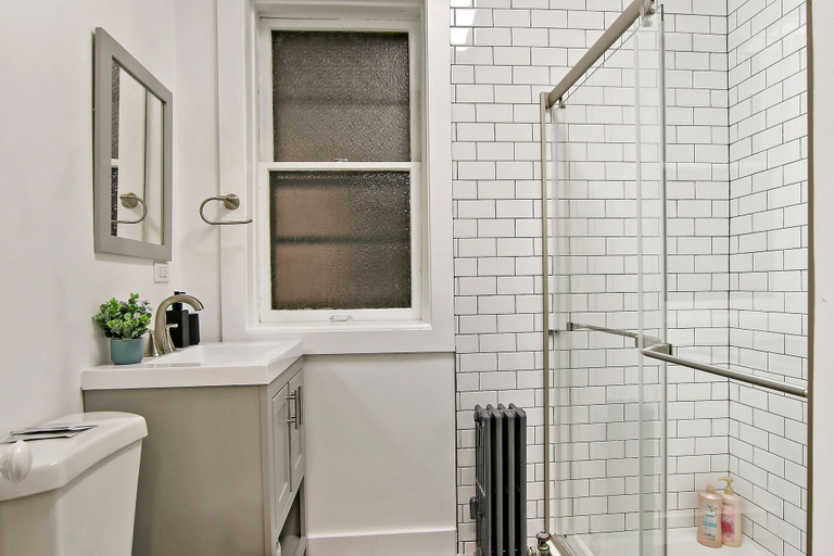 Bathroom, Chic 2BR Apt - Roscoe 1, Cook