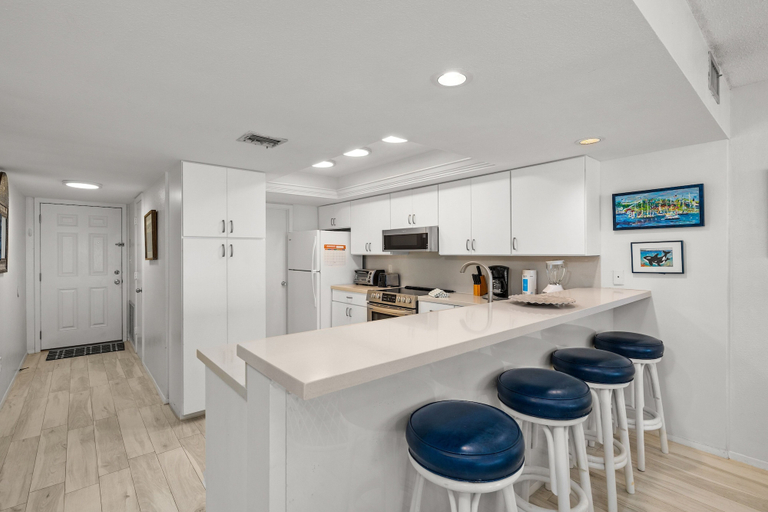 Private kitchen 2, Edgewater Unit #303 2 Bedroom Apts by RedAwning, Cameron