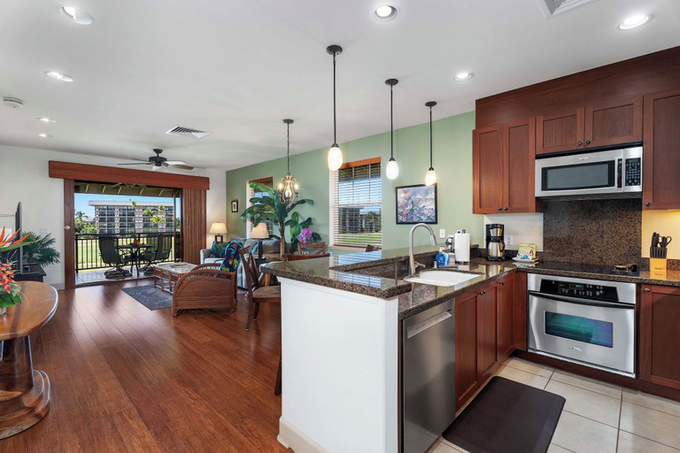 Private kitchen 5, AC Newly Updated Concierge Included Outdoor Lanai - Vrkcv, Hawaii