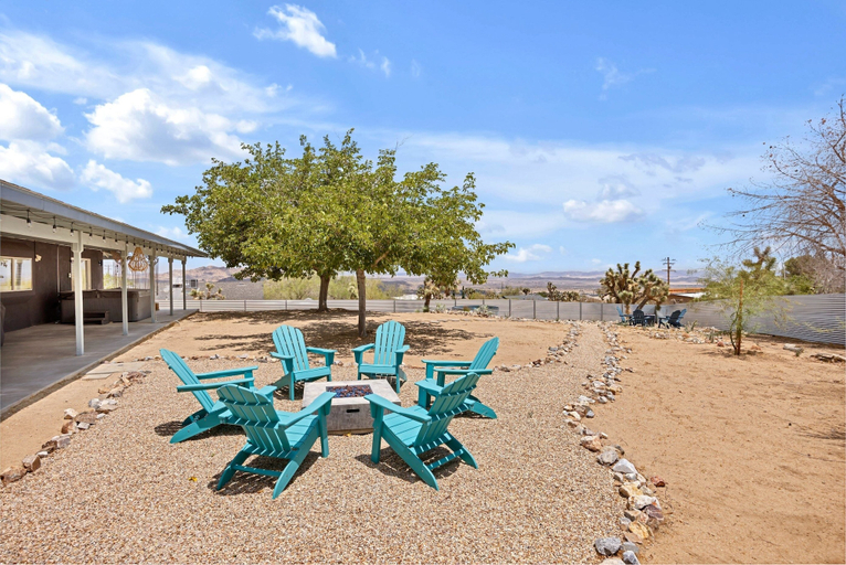 Property grounds 2, Casa Cosmic - Hot Tub & Fire Pit 3 Bedroom Home, San Bernardino