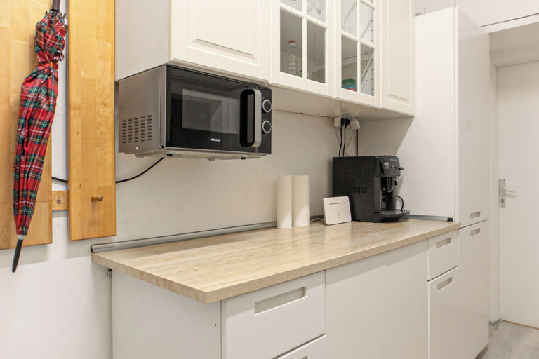 Private kitchen 3, Charming 2BR Apt in Prime Location, Wien
