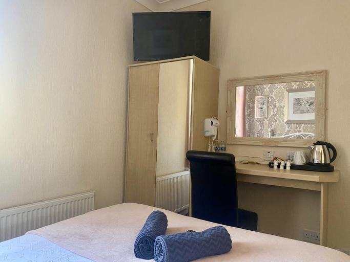 Bedroom 2, The Libra - Adults Only B&B with carpark, Blackpool