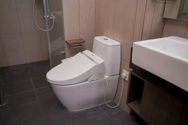Bathroom 5, Modern Designed 2Br Yukata Suites Apartment, Tangerang