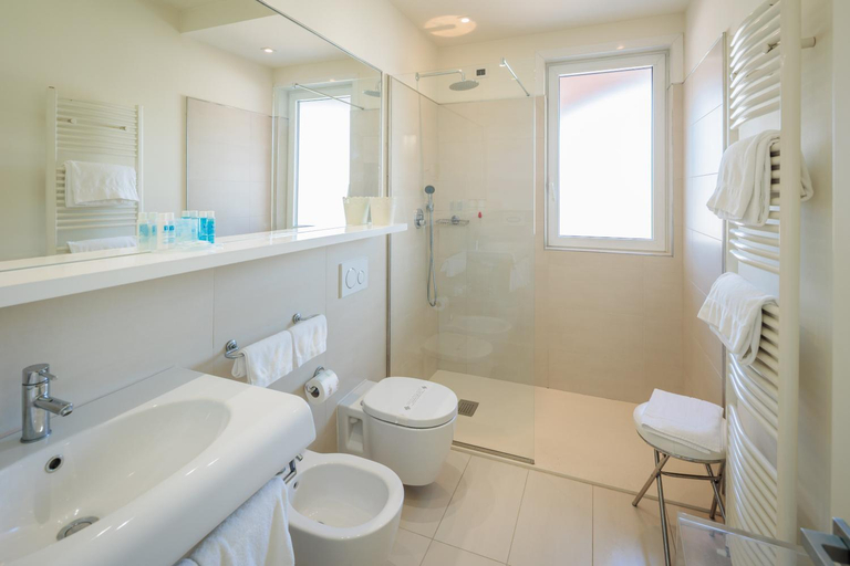 Bathroom 5, Hotel Eden, Massa Carrara