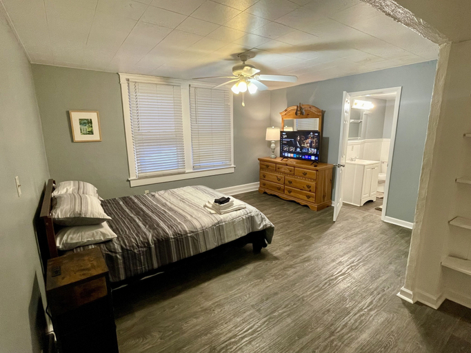 Room 4, Roomy Beachfront Apartment, Deck, Game Room! 2 Bedroom Apts by RedAwning, Norfolk