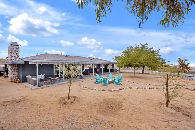 Property grounds 4, Casa Cosmic - Hot Tub & Fire Pit 3 Bedroom Home, San Bernardino
