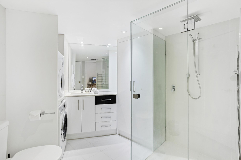 Bathroom, Comfy 2-Bed with Pool and Secure Parking, Spring Hill